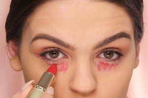 red concealer makeup